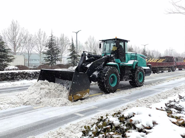 除雪保畅，山推铁肩道义勇担重任！