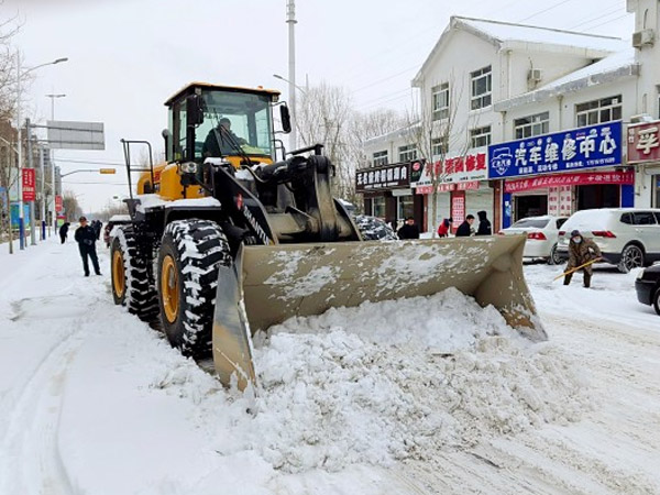 除雪保畅，山推铁肩道义勇担重任！