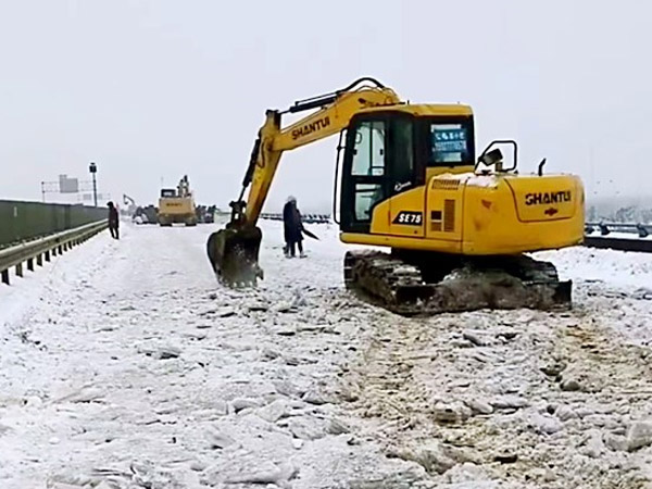 除雪保畅，山推铁肩道义勇担重任！